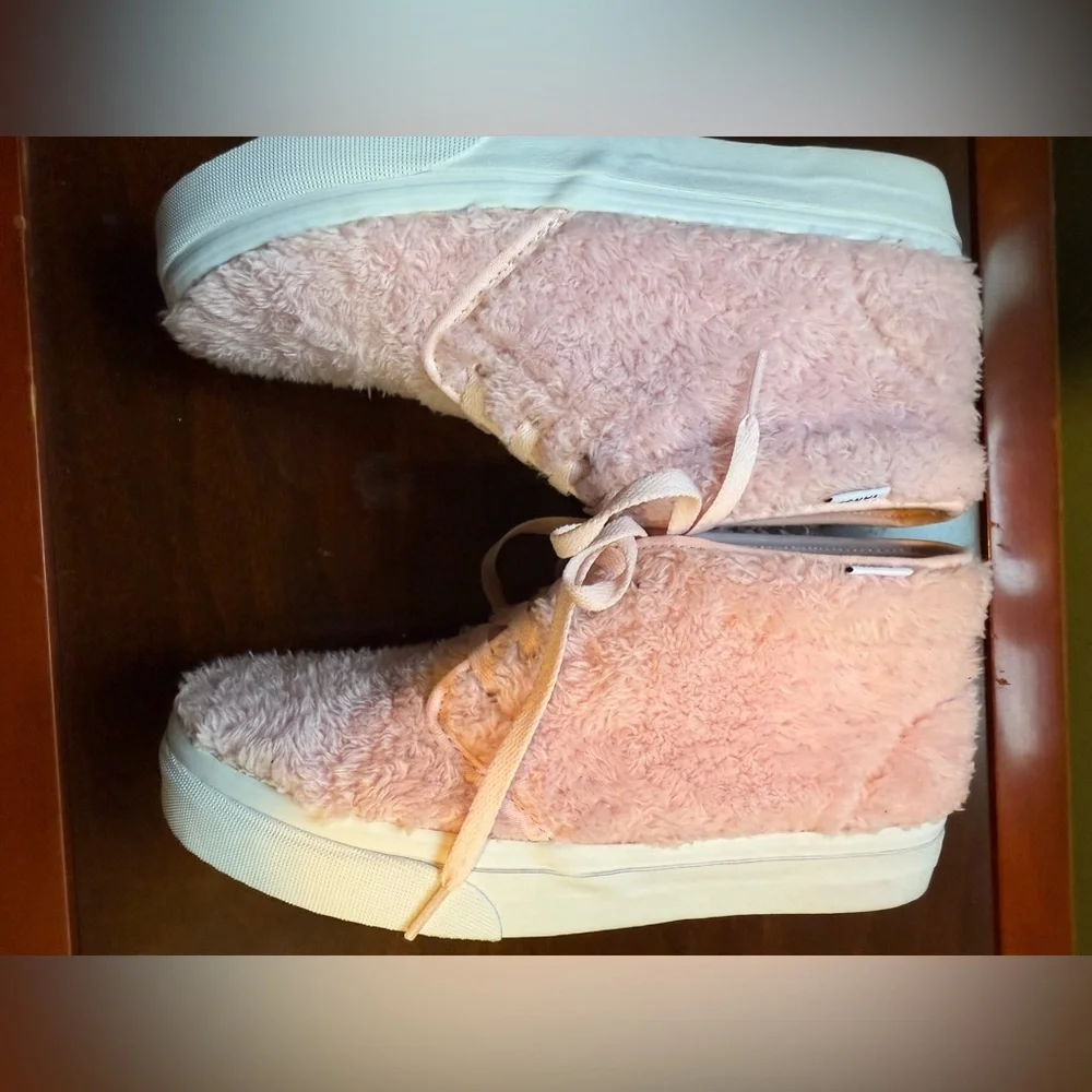 Vans Light Pink Shearling Chukka Sneakers Woman’s size 9/men’s size 7.5 NWOT